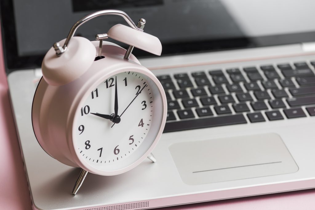 Zomerstress op de werkvloer: hoe een slimme urenregistratie je planning redt
